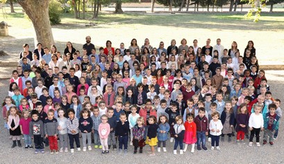 enfants et enseignants école petit castelet