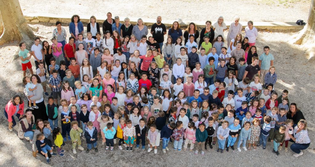 enfants et enseignants école petit castelet